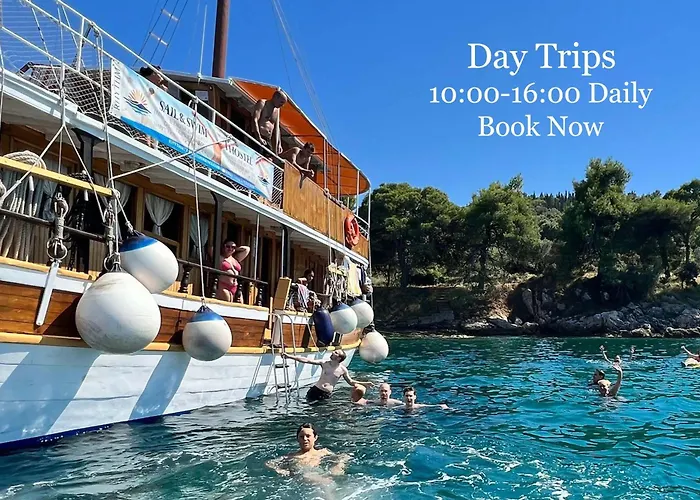 Rhythm Floating Hostel - Zadar