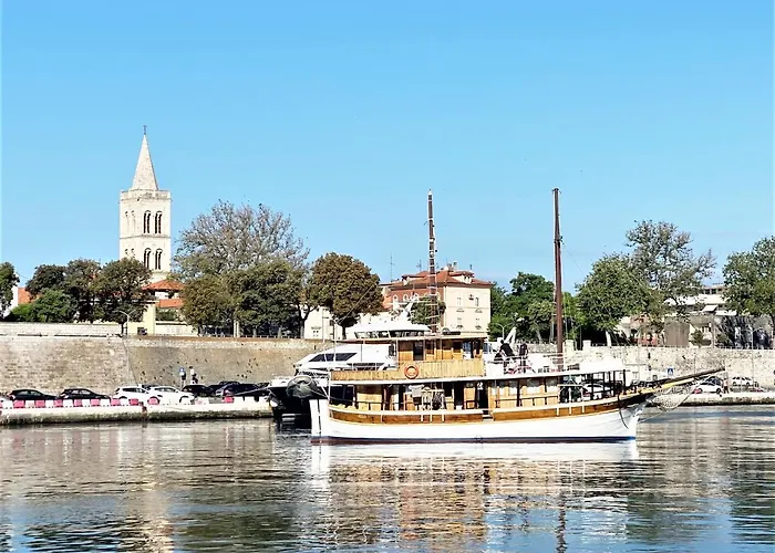Rhythm Floating Hostel - Zadar